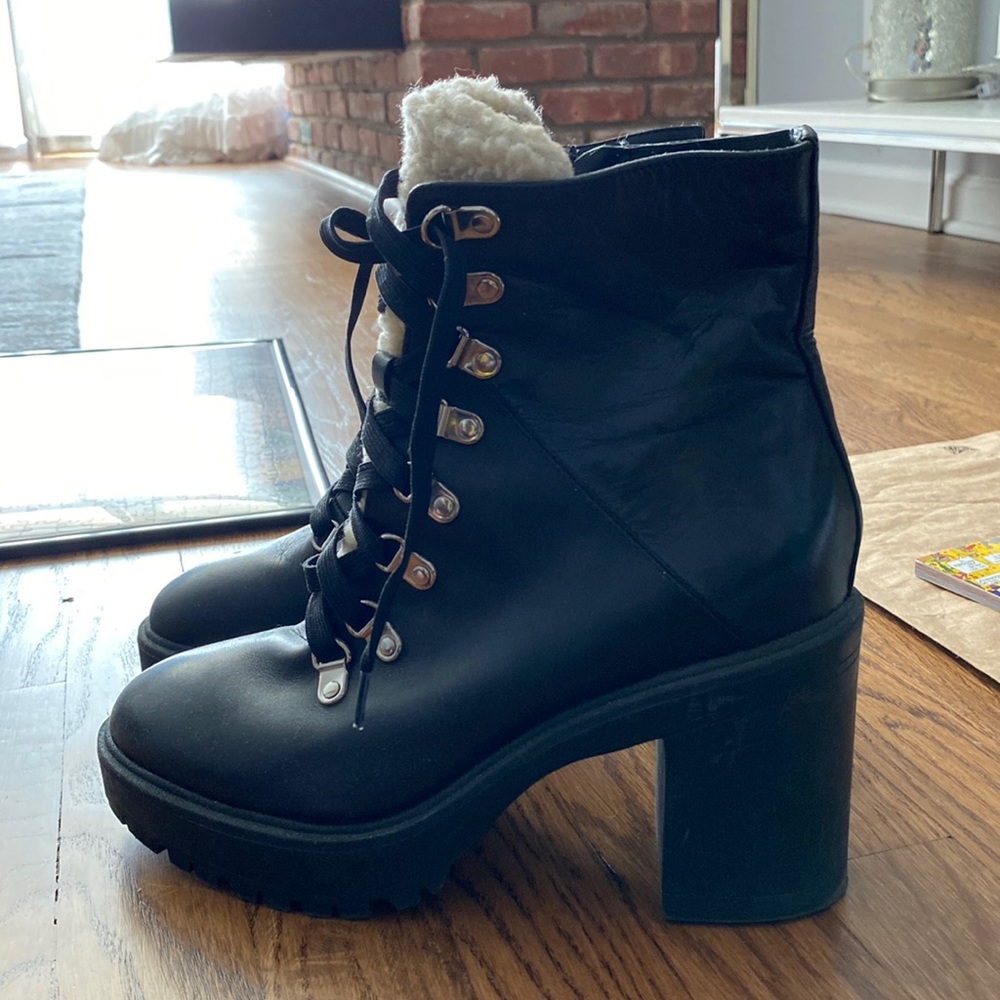Aqua boots in like new condition - Picture 1 of 3